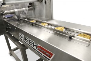 Horizontal flow wrapping machine wrapping food product