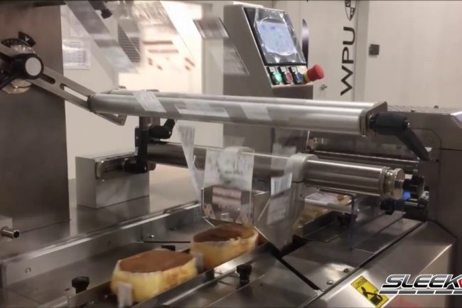 Flow wrapping baked goods